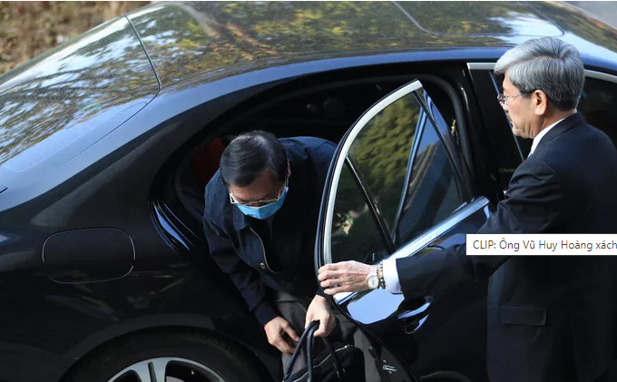Cựu Bộ trưởng Vũ Huy Hoàng đi Mercedes đến hầu tòa