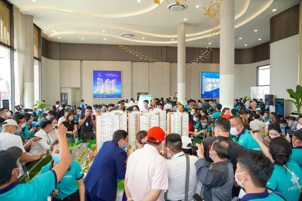 Hơn 1.000 khách hàng tham dự khai thương phòng kinh doanh và căn hộ mẫu Bien Hoa Universe Complex