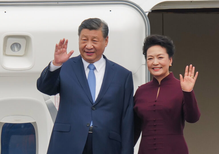 Chủ tịch Trung Quốc Tập Cận Bình và phu nhân đã đến Hà Nội