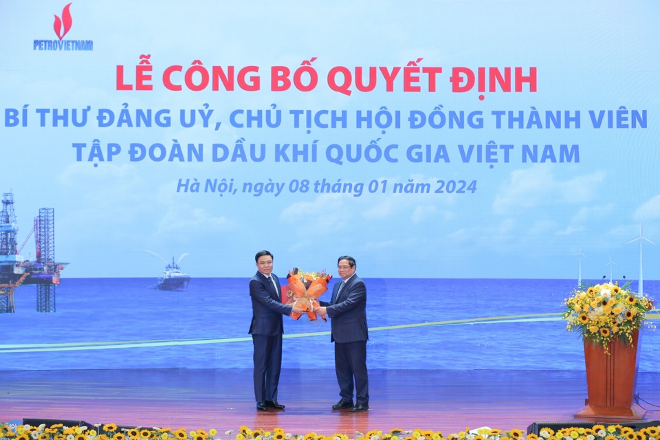 Thủ tướng Phạm Minh Chính trao quyết định và chúc mừng tân Chủ tịch HĐTV Petrovietnam Lê Mạnh Hùng. Ảnh: Hoàng Anh