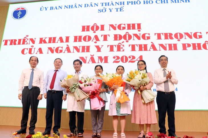 Đội ngũ bác sĩ Bệnh viện Nhi đồng 1 và Bệnh viện Từ Dũ vinh dự được lãnh đạo TP.HCM khen thưởng đột xuất