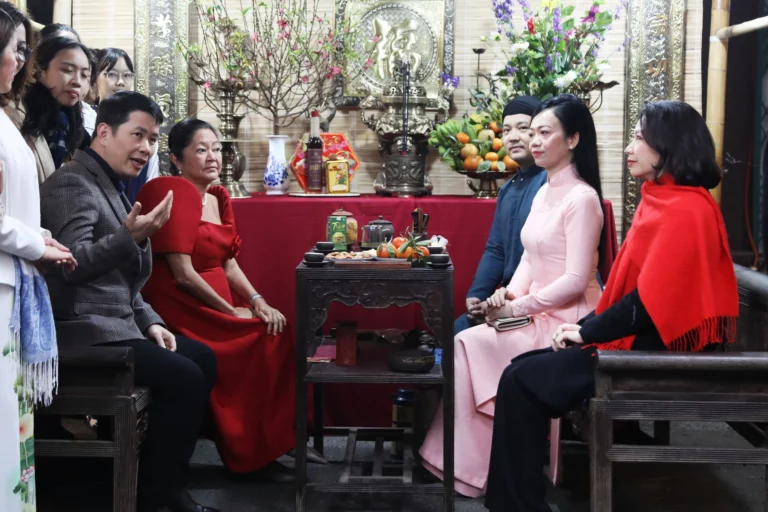 Phu nhân Tổng thống Philippines tìm hiểu về không khí tết cổ truyền trong gian hàng mô phỏng nét văn hóa tết của một gia đình Việt Nam