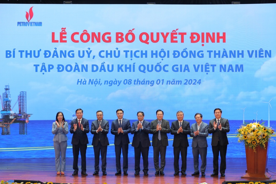 Thủ tướng Chính phủ và lãnh đạo các bộ, ngành, thành phố Hà Nội chúc mừng tân Chủ tịch HĐTV Lê Mạnh Hùng. Ảnh: Hoàng Anh