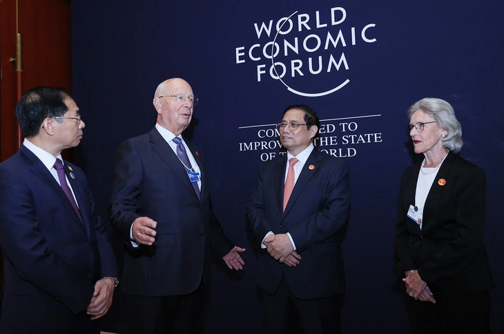 Thủ tướng Phạm Minh Chính trong cuộc gặp với giáo sư Klaus Schwab (thứ hai từ trái sang), nhà sáng lập kiêm chủ tịch điều hành của WEF, năm 2023 - Ảnh: VGP