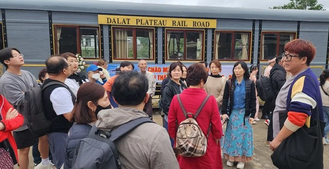 Đoàn du khách Hàn Quốc tham quan nhà ga xe lửa Đà Lạt