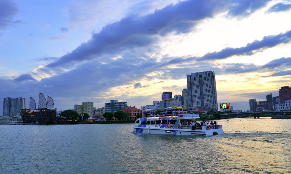 Buýt sông hai tầng chở khách thưởng ngoạn cảnh sông Sài Gòn. Ảnh: Saigon WaterGo
