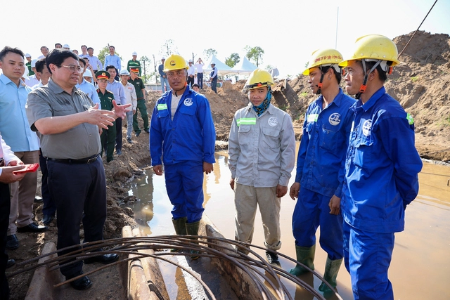 Thủ tướng thăm hỏi, động viên công nhân đang thi công Dự án đường Vành đai 3 - Ảnh: VGP