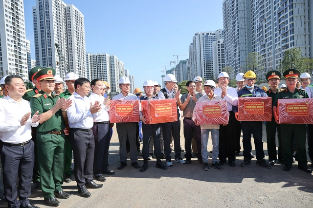 Thủ tướng tặng quà các công nhân đang làm việc tại Dự án đường Vành đai 3 - Ảnh: VGP