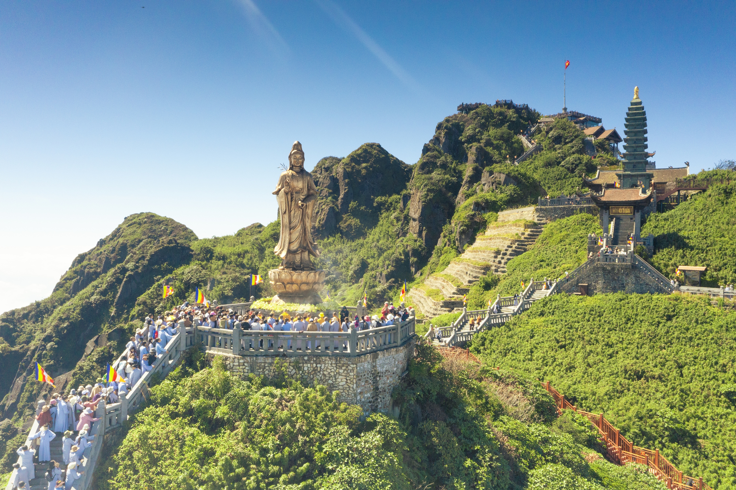 Lễ Vía Quán Thế Âm Bồ Tát đản sinh đầu tiên trên đỉnh thiêng Fansipan- Ảnh 1.