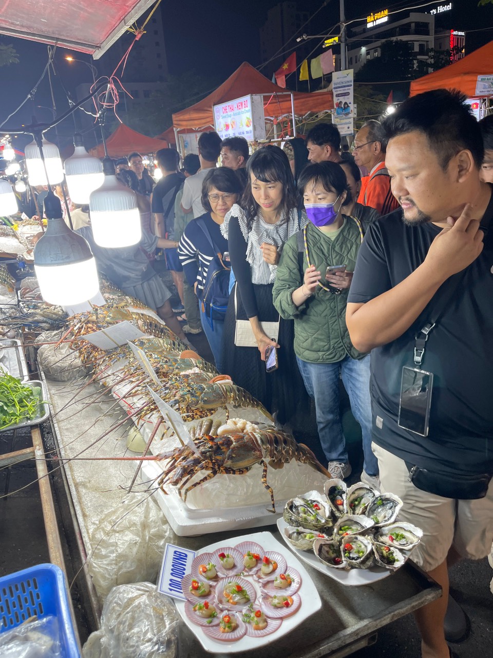 Thiên đường ẩm thực đường phố ở chợ đêm Sơn Trà- Ảnh 1.