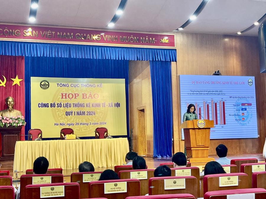 Tổng cục trưởng Nguyễn Thị Hương trình bày báo cáo số liệu thống kê kinh tế - xã hội quý 1/2024.