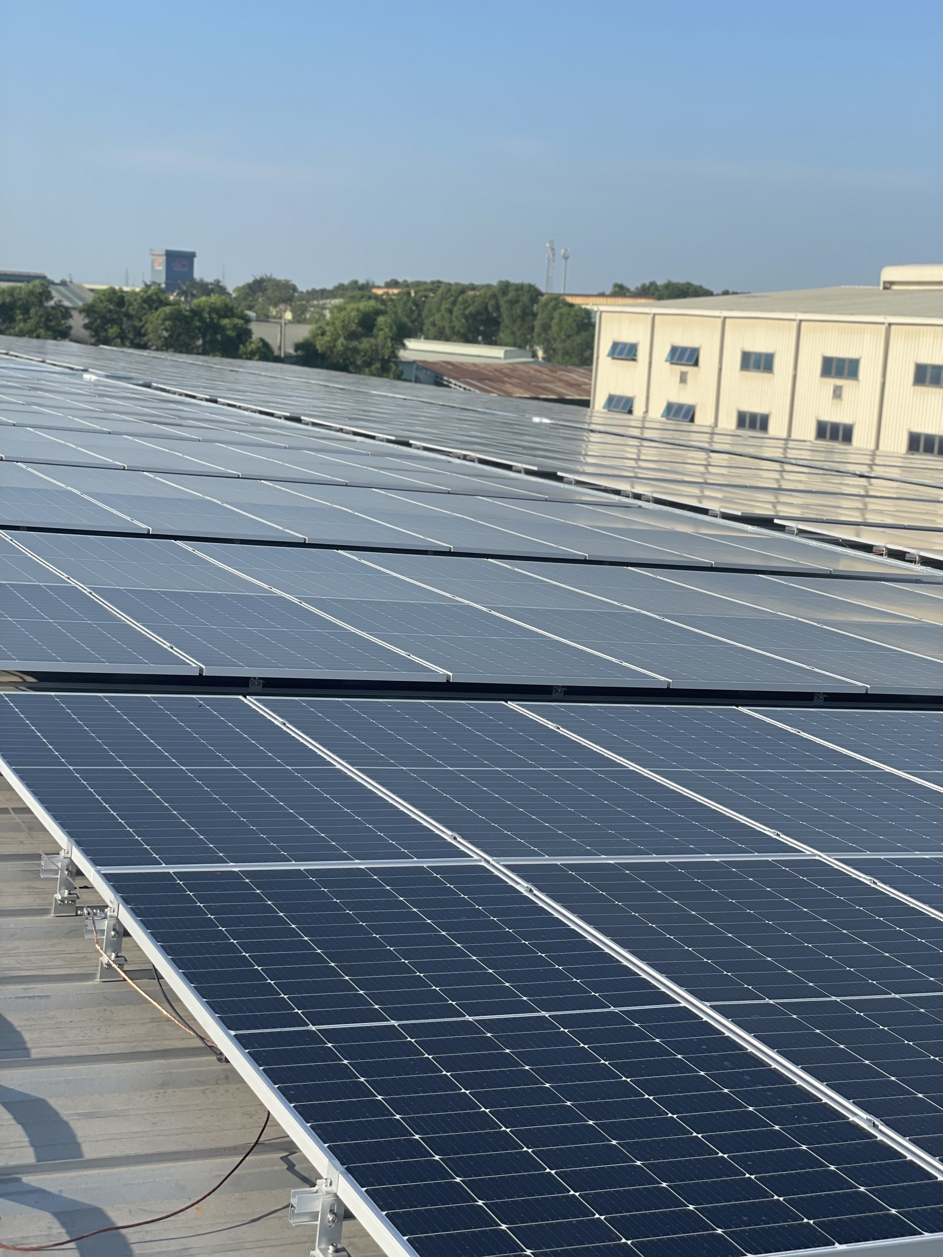 Nhiều doanh nghiệp đã đầu điện mặt trời trên các mái nhà để tiết kiệm năng lượng. Ảnh: Khắc Kiên