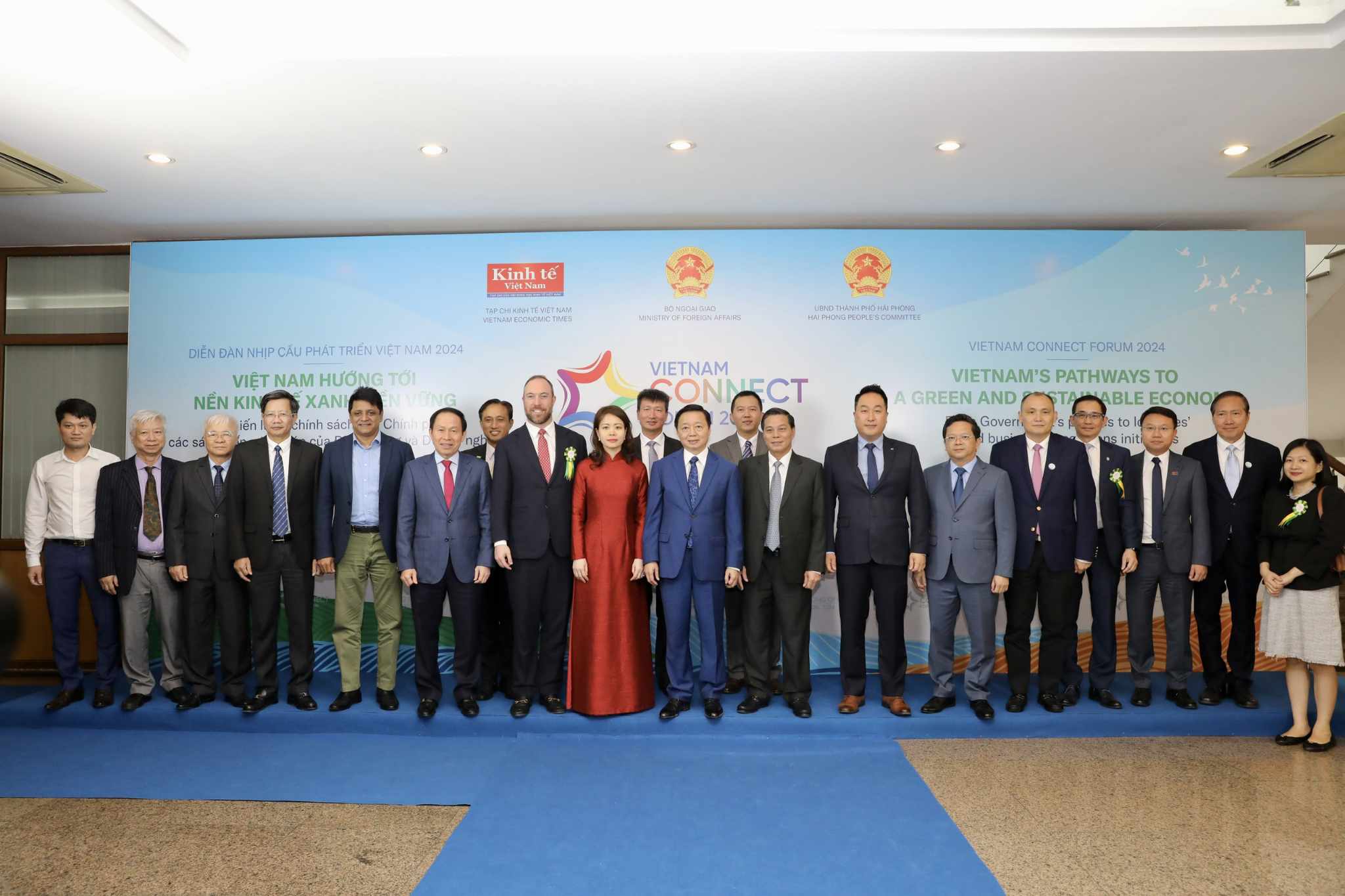 Phó Thủ tướng Chính phủ Trần Hồng Hà và các đại biểu tham dự sự kiện. Ảnh: Khắc Kiên