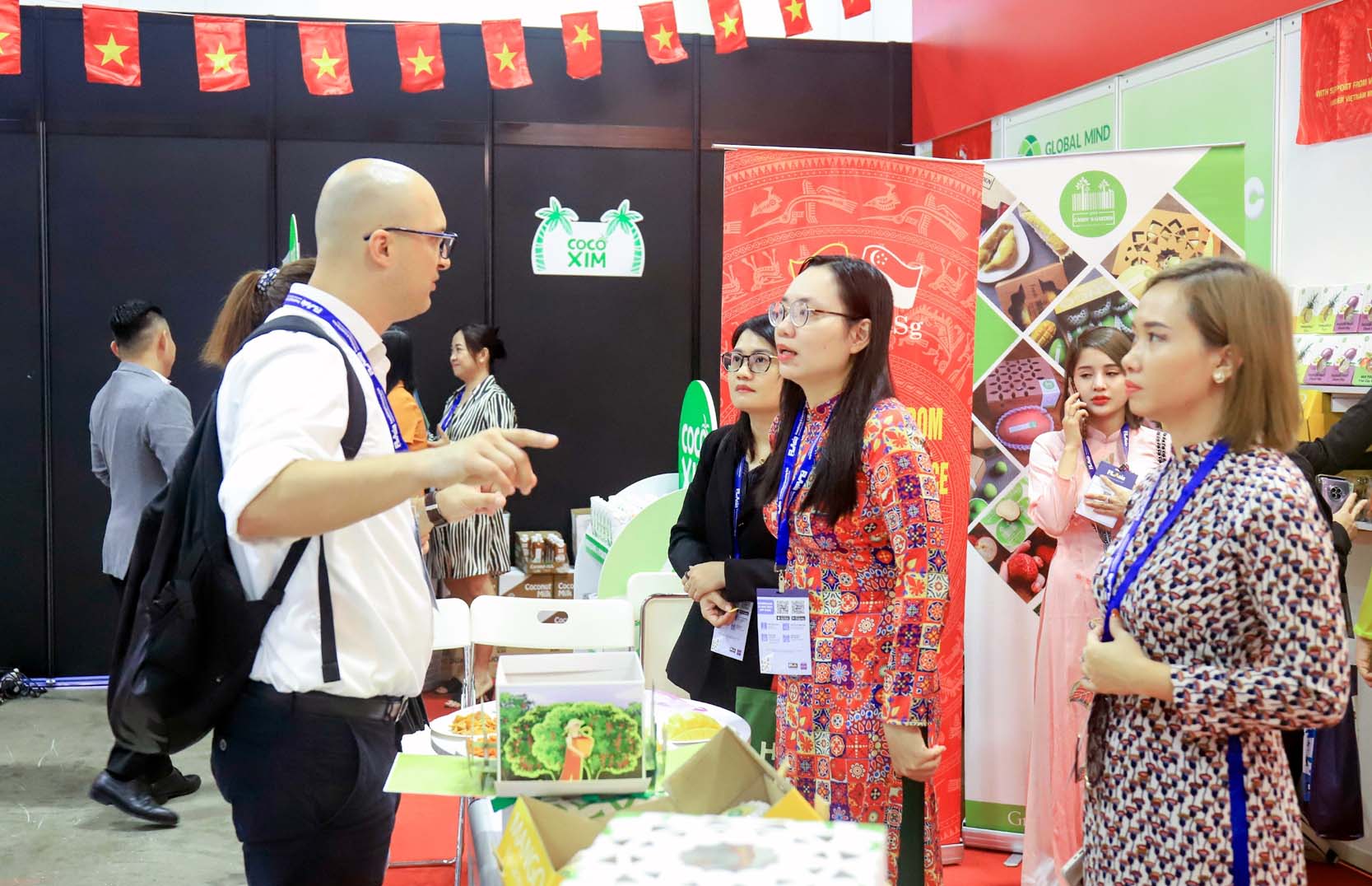 Quảng bá sản phẩm Việt tới đối tác Singapore của doanh nghiệp Hà Nội tại hội chợ FLAsia 2023 do Sở Công Thương Hà Nội triển khai. Ảnh: Hoài Nam