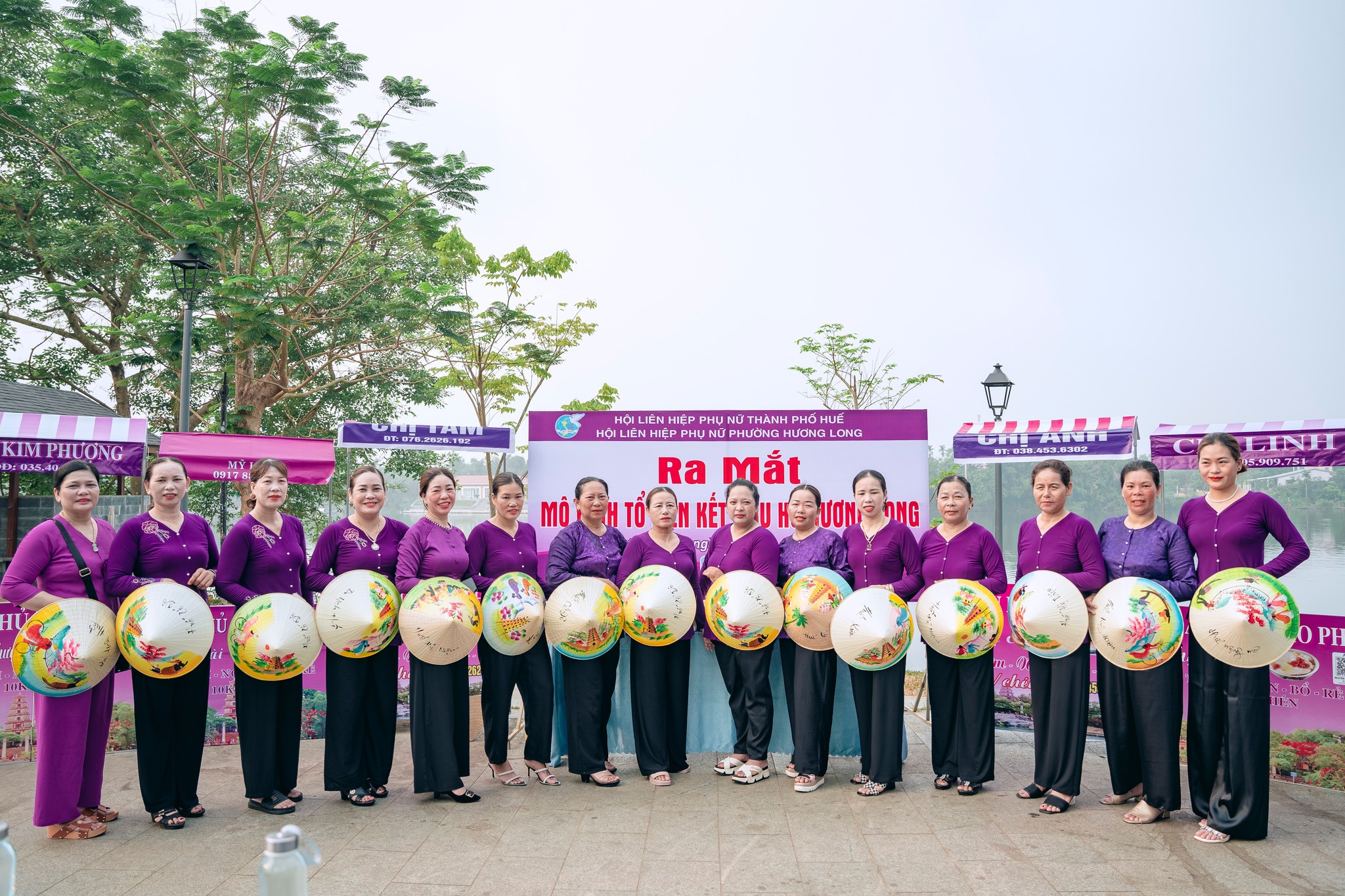 Đội ngũ các o, các chị bán đậu hủ tại Hương Long, TP.Huế. Trong thực tế, việc tạo mô hình kinh doanh nhỏ cho người dân có nơi thu nhập từ du lịch được chính quyền TP.Huế thực hiện khá bài bản