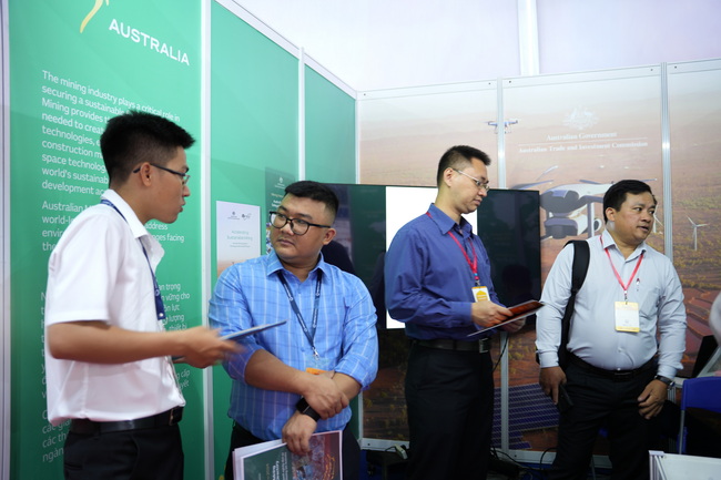 Đại diện doanh nghiệp Australia hợp tác tư vấn người tham dự tại triển lãm Mining Vietnam 2024