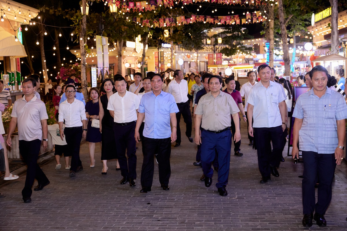 Thủ tướng Phạm Minh Chính thăm chợ đêm Vui Phết tại Phú Quốc- Ảnh 1.