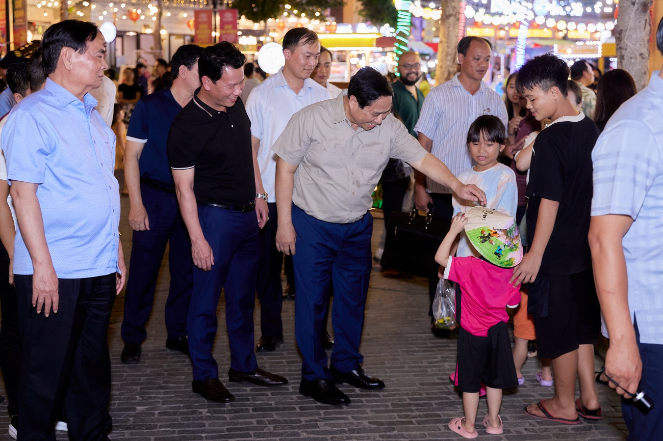 Thủ tướng Phạm Minh Chính thăm chợ đêm Vui Phết tại Phú Quốc- Ảnh 4.