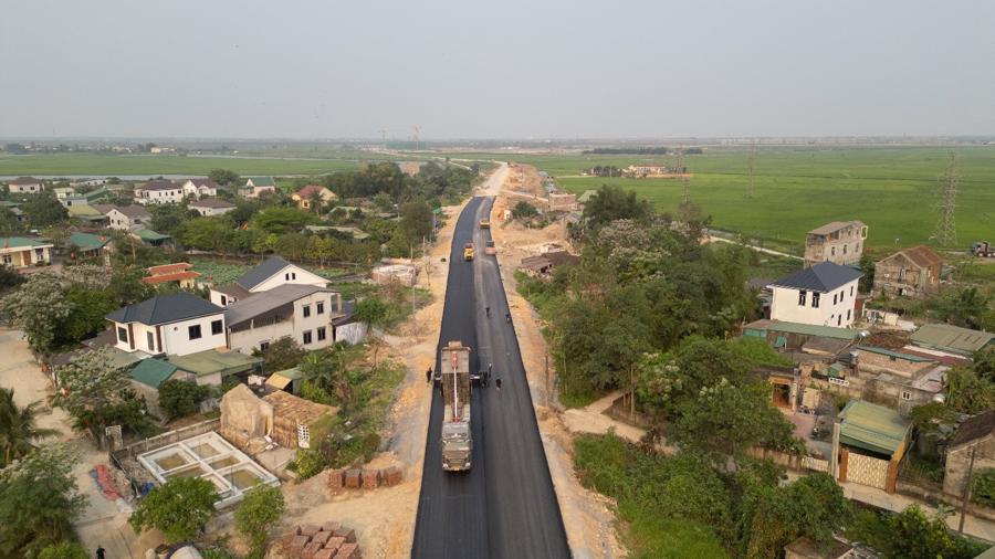 Hạ tầng giao thông của Nghệ An ngày càng hoàn thiện. Trong ảnh là đường Nguyễn Sỹ Sách kéo dài được trải bê tông nhựa.