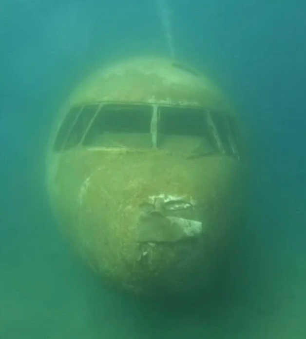 máy bay dưới đáy biển