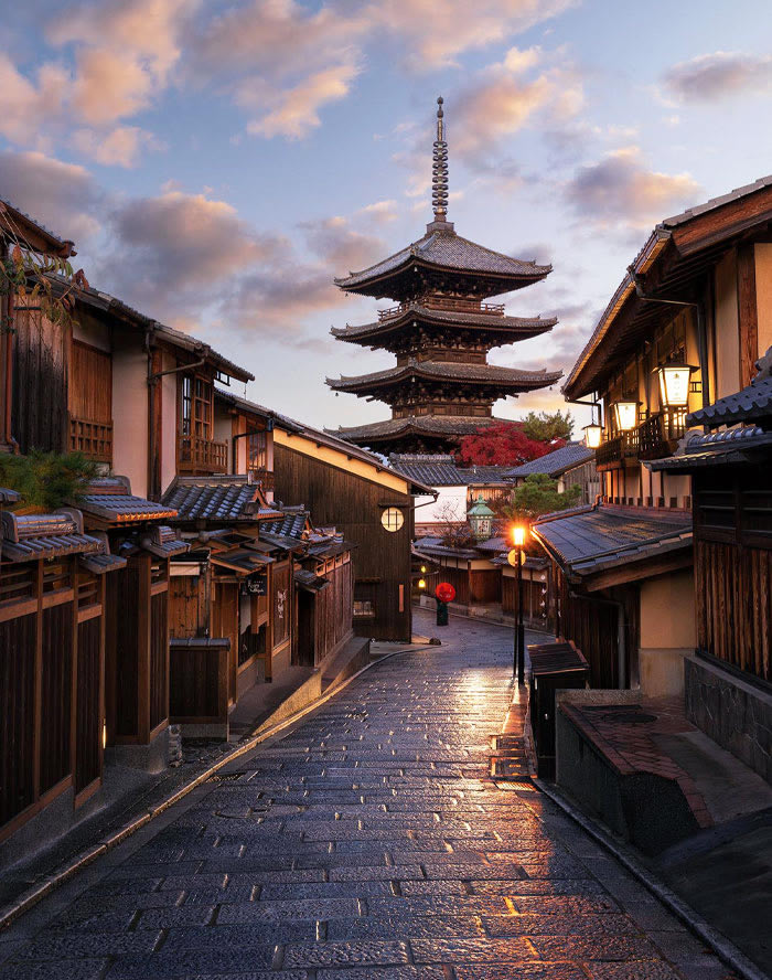 Ánh sáng đầu ngày trên những con phố xinh đẹp ở Kyoto, Nhật Bản, như đưa du khách trở về không gian của nhiều thế kỷ trước