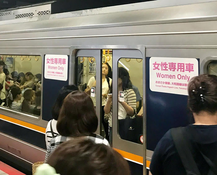 Tàu điện ngầm ở Nhật Bản có toa chở khách chỉ dành cho phụ nữ.