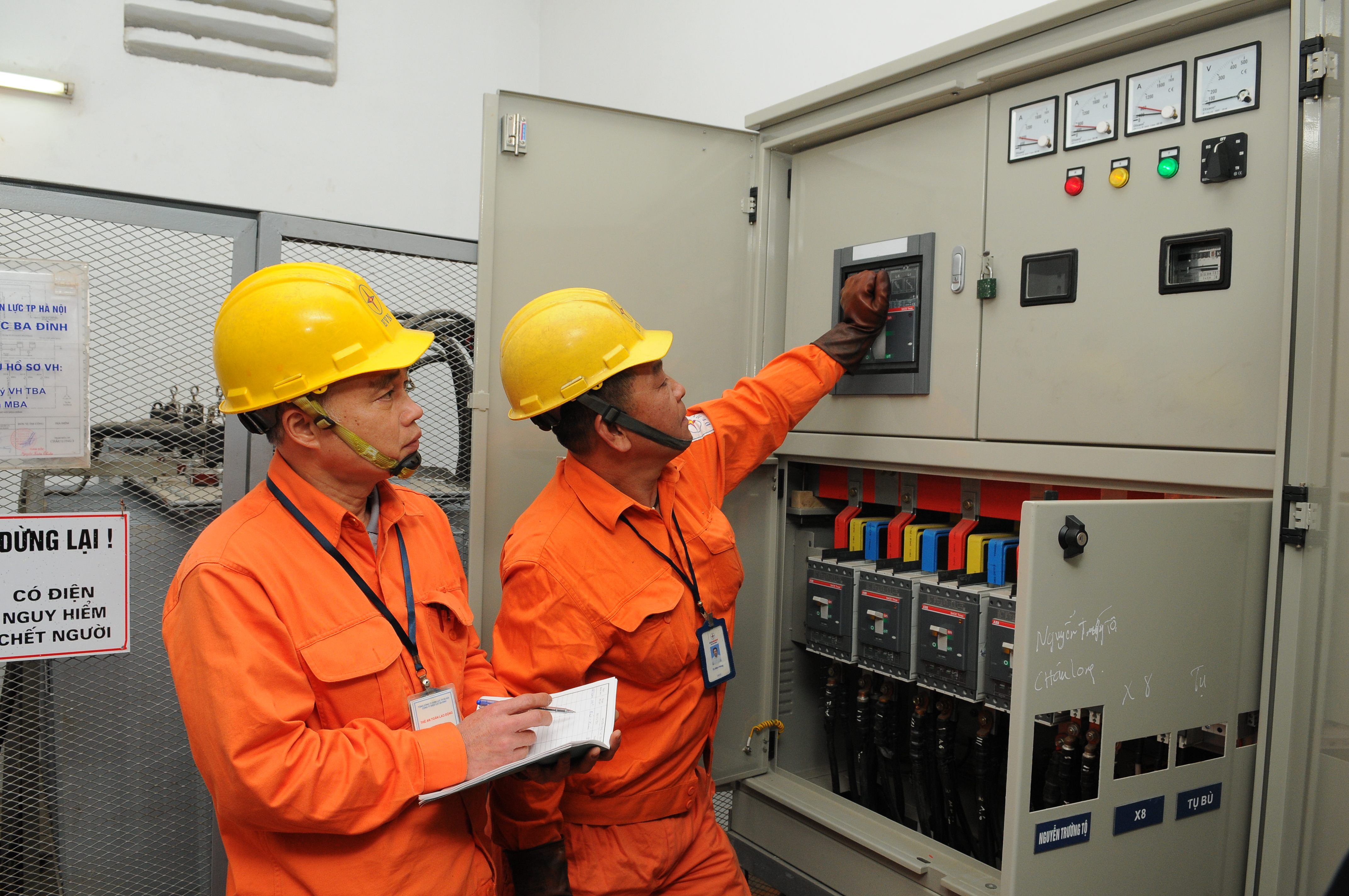 Công nhân Tổng công ty Điện lực TP Hà Nội kiểm tra kỹ thuật tại trạm biến áp Châu Long 3. Ảnh: Thanh Hải