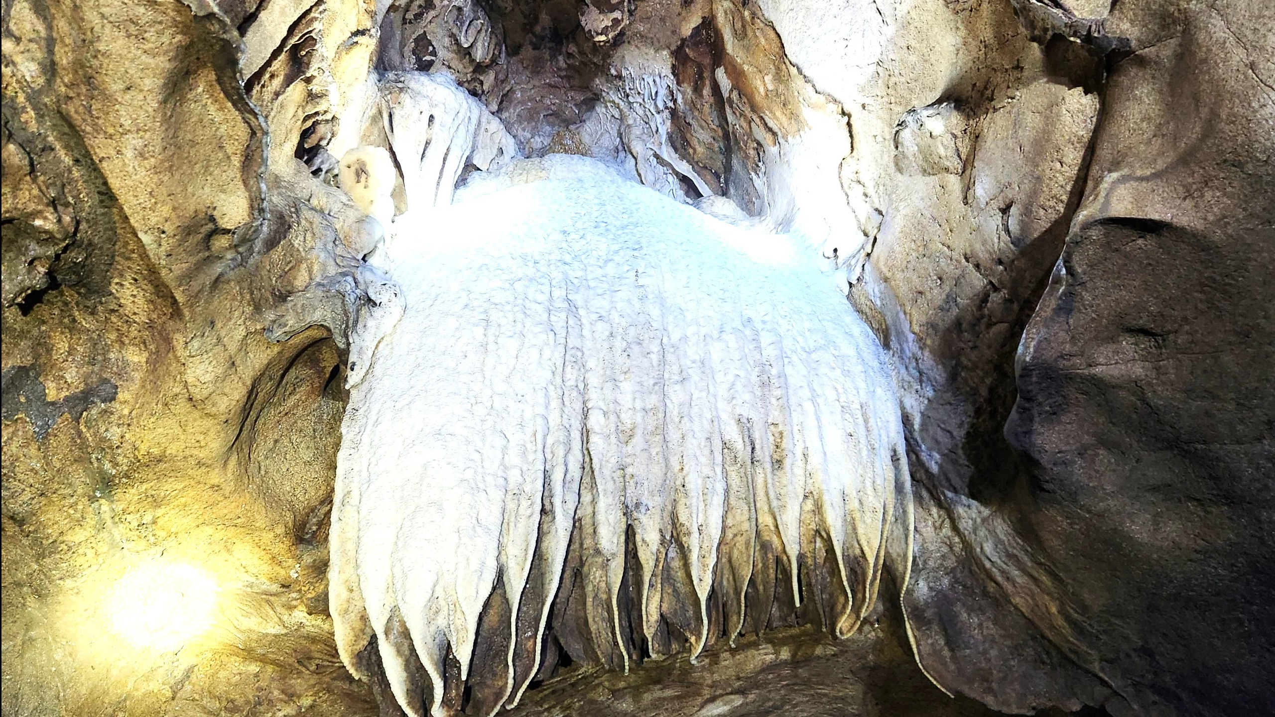 Trong hang động có rất nhiều thạch nhũ rất đẹp