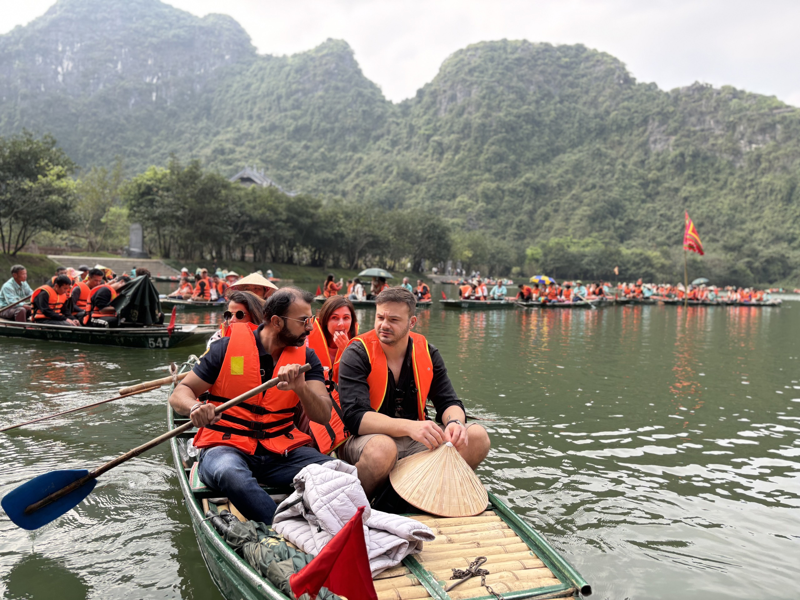 Du khách nước ngoài tham quan Tràng An, Ninh Bình, tháng 2.2024 Ảnh: Vũ Phượng