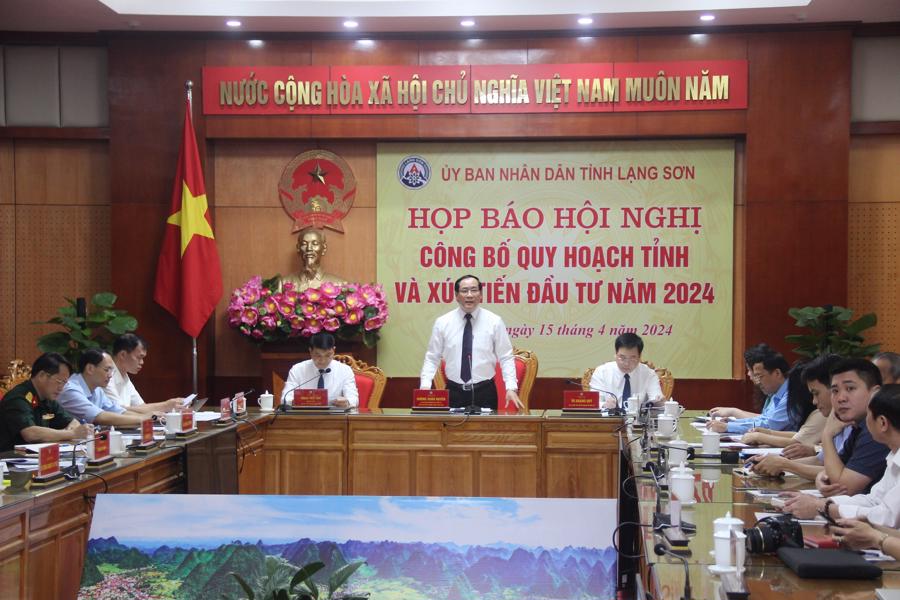 Ông Dương Xuân Huyên, Phó Chủ tịch Thường trực UBND tỉnh Lạng Sơn chủ trì họp báo.