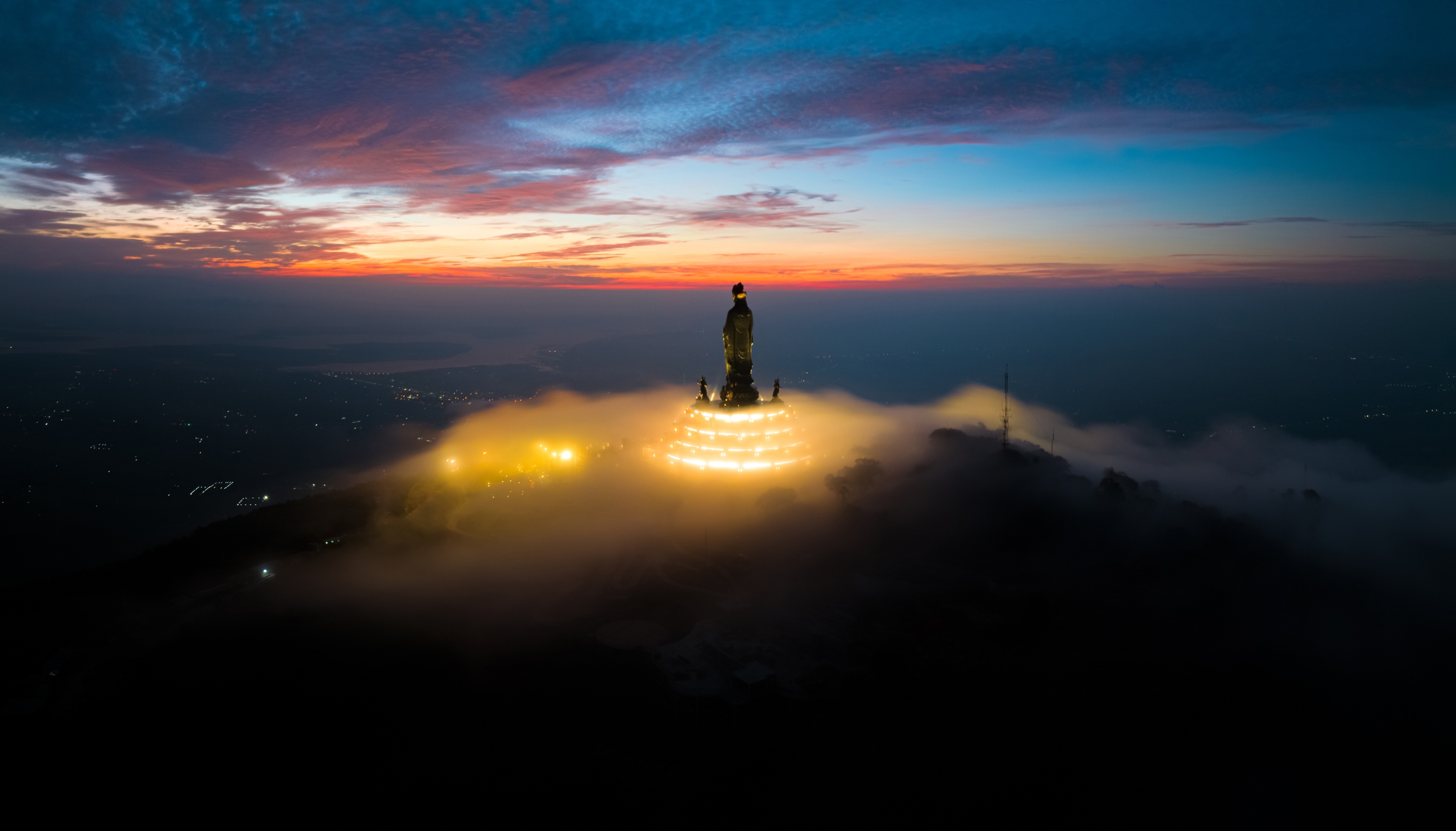 Săn mây núi Bà vào buổi tối cũng là một trải nghiệm rất độc đáo và hiếm lạ. Khi hàng ngàn ánh đèn được thắp sáng trên đỉnh núi, mây bám trên triền núi và vờn quanh quảng trường dưới chân tượng Phật Bà Tây Bổ Đà Sơn tạo không gian vô cùng ảo diệu