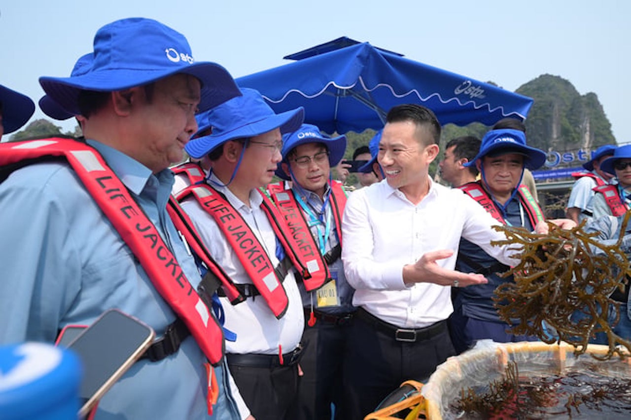 Bộ trưởng Bộ NN&PTNT Lê Minh Hoan thăm mô hình nuôi biển của một doanh nghiệp tại Quảng Ninh.