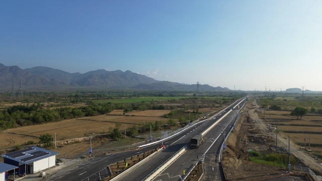Những phương tiện đầu tiên lưu thông trên cao tốc Vĩnh Hảo - Cam Lâm