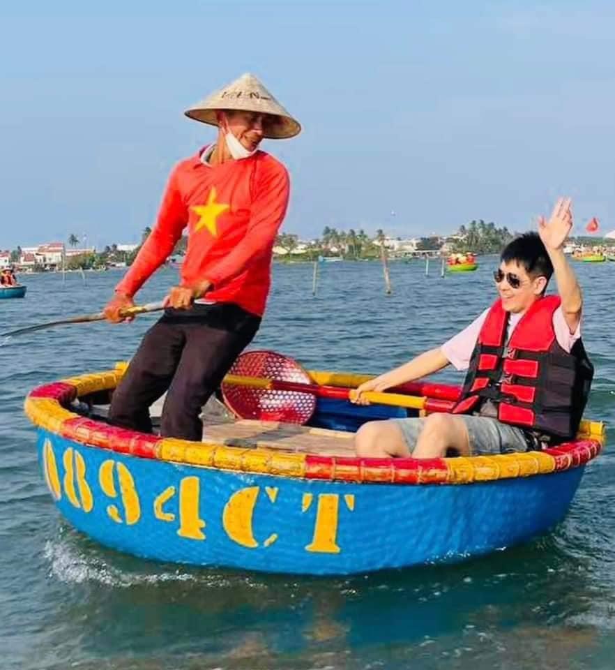 Lâm Chí Dĩnh thích thú khi chơi trò lắc thuyền thúng ở rừng dừa Bảy Mẫu