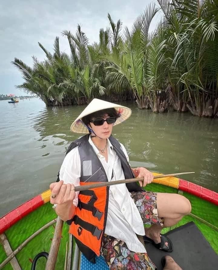 Tài tử Gia đình là số 1 Jung Il Woo chèo thuyền thúng ở rừng dừa Bảy Mẫu
