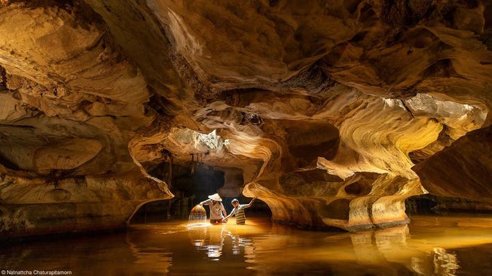 Câu cá trong hang động. Hai cha con bắt cá bằng bẫy tre trong hang động núi đá vôi ở miền Nam Việt Nam trong mùa gió mùa. Câu cá trong hang chỉ có thể thực hiện vào mùa mưa khi hang ngập nước.