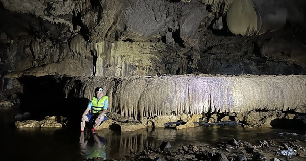 Hang động mới phát hiện có ‘rèm thạch nhũ’ khổng lồ ở Quảng Bình