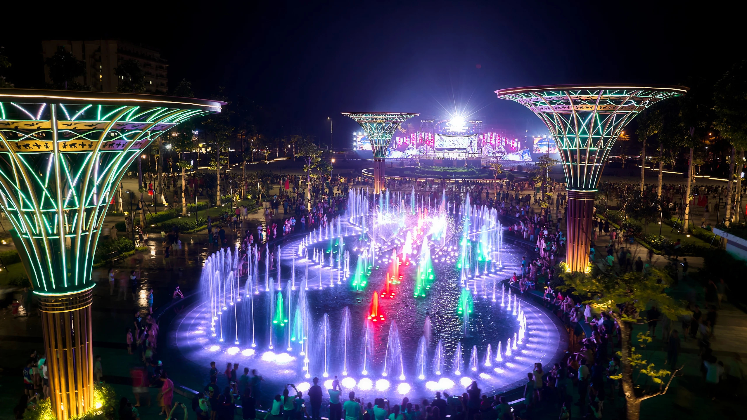 Quảng trường biển Sầm Sơn thu hút sự quan tâm của du khách với công nghệ nhạc nước trên nền ánh sáng nhiều sắc màu