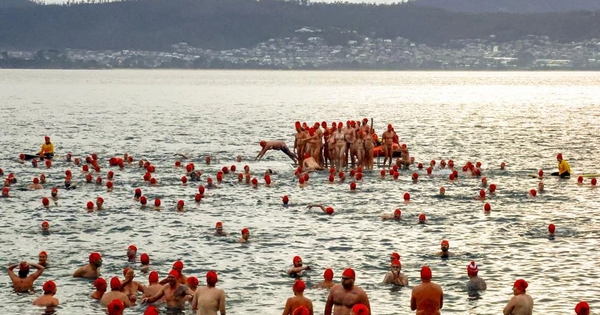 Hơn 3000 người bơi khỏa thân trong biển giá lạnh
